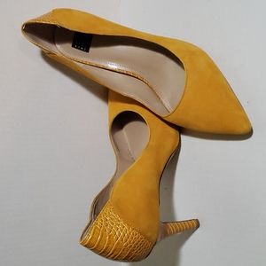 White House Black Market Size 9 Suede Golden Yellow 4 in tall Pump